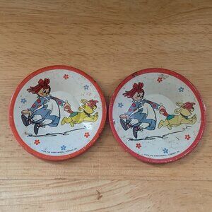 TOYS - 2 Vintage TIN LITHO 1978 Bobb Merrill RAGGEDY ANN play tea set plates